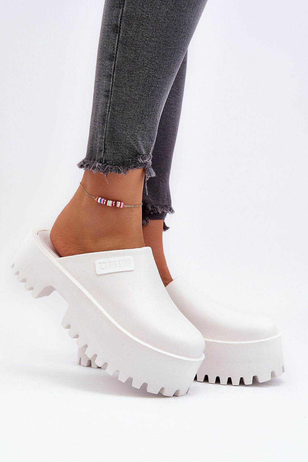 Clacquettes model 194121 Step in style