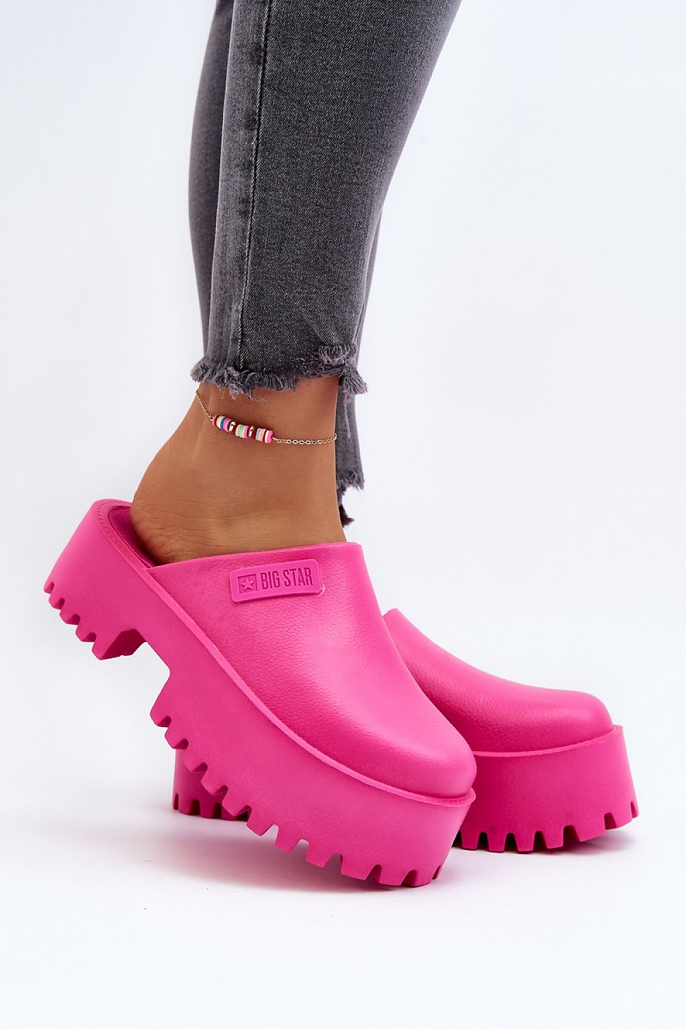 Clacquettes model 194122 Step in style
