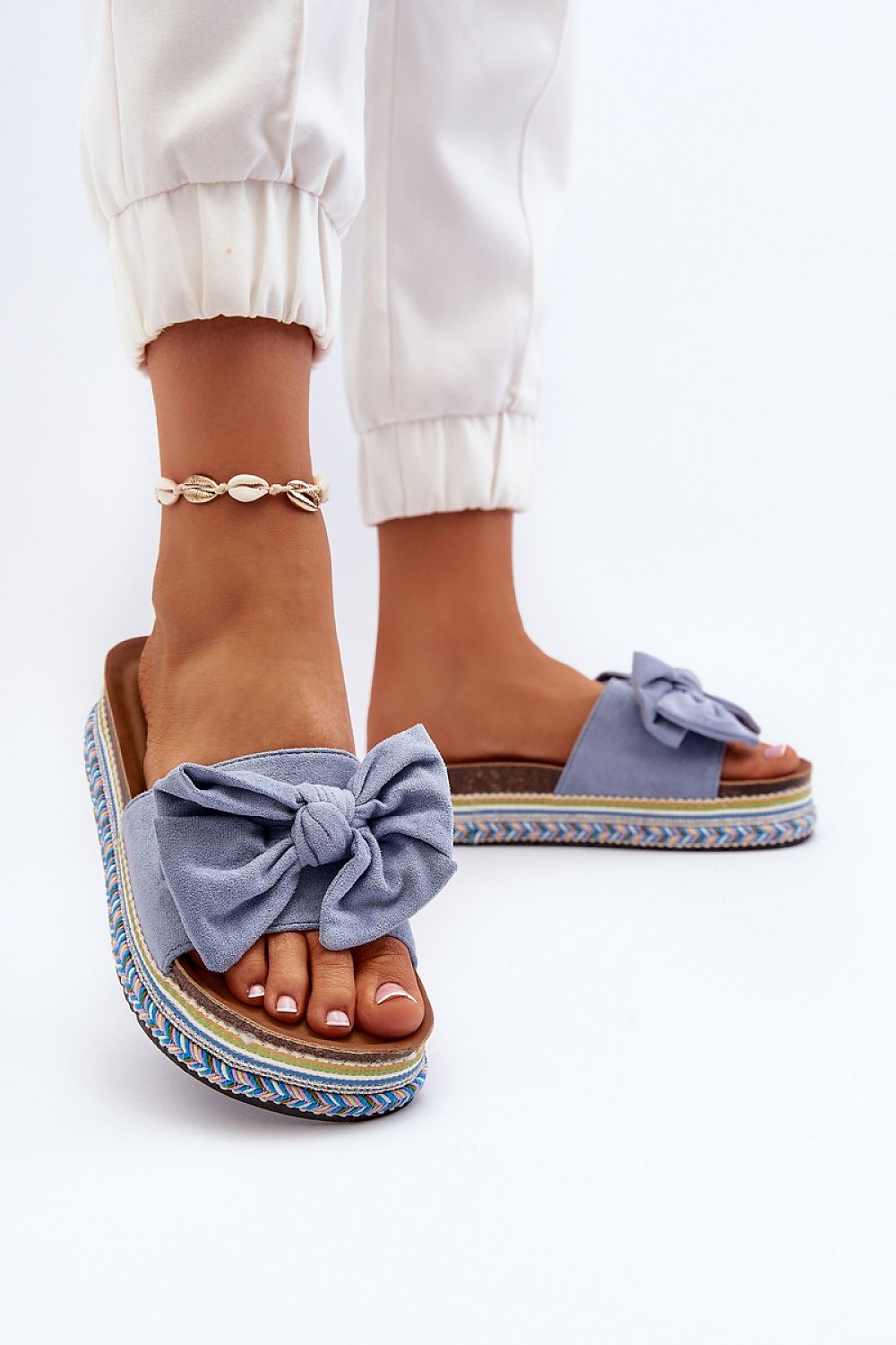 Clacquettes model 194136 Step in style