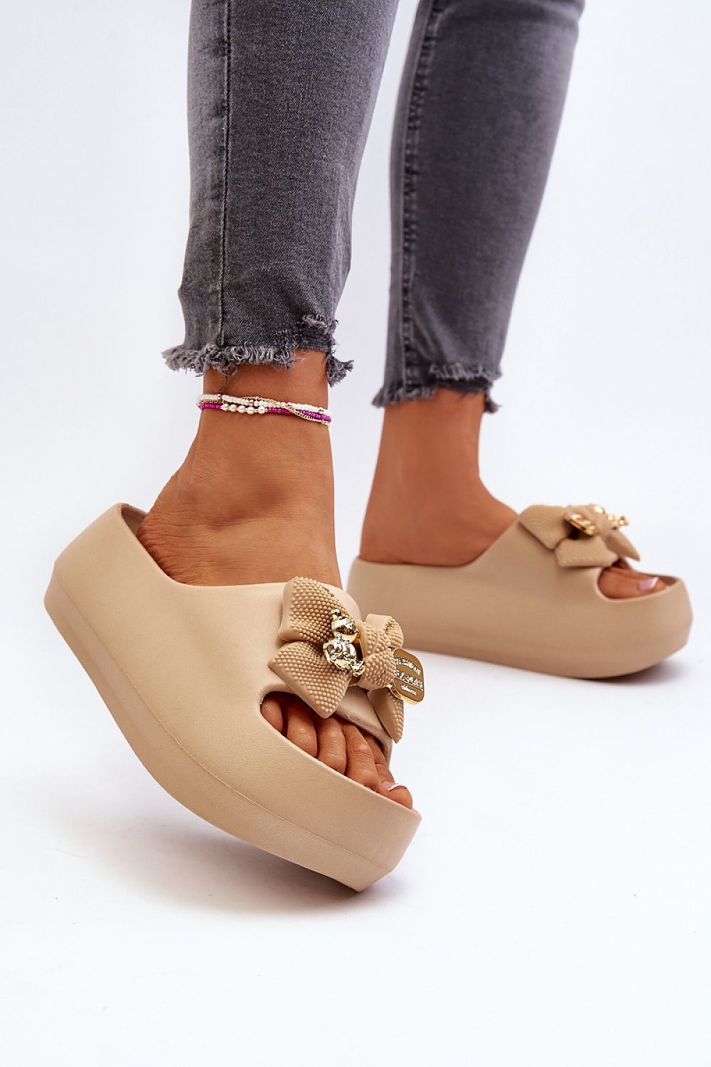 Clacquettes model 194377 Step in style