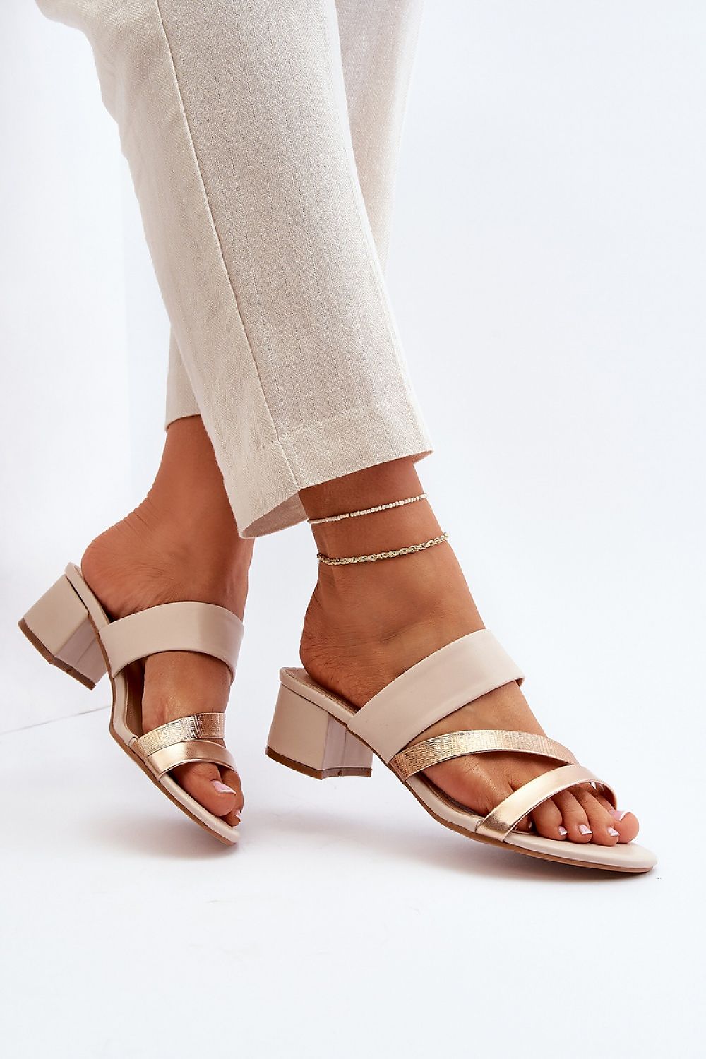 Clacquettes model 194382 Step in style