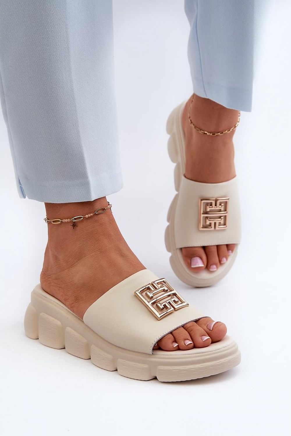 Clacquettes model 196944 Step in style