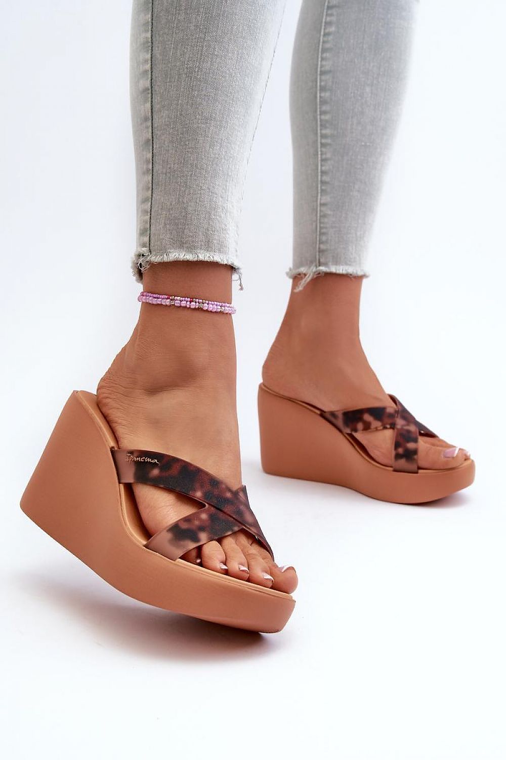 Clacquettes model 197718 Step in style