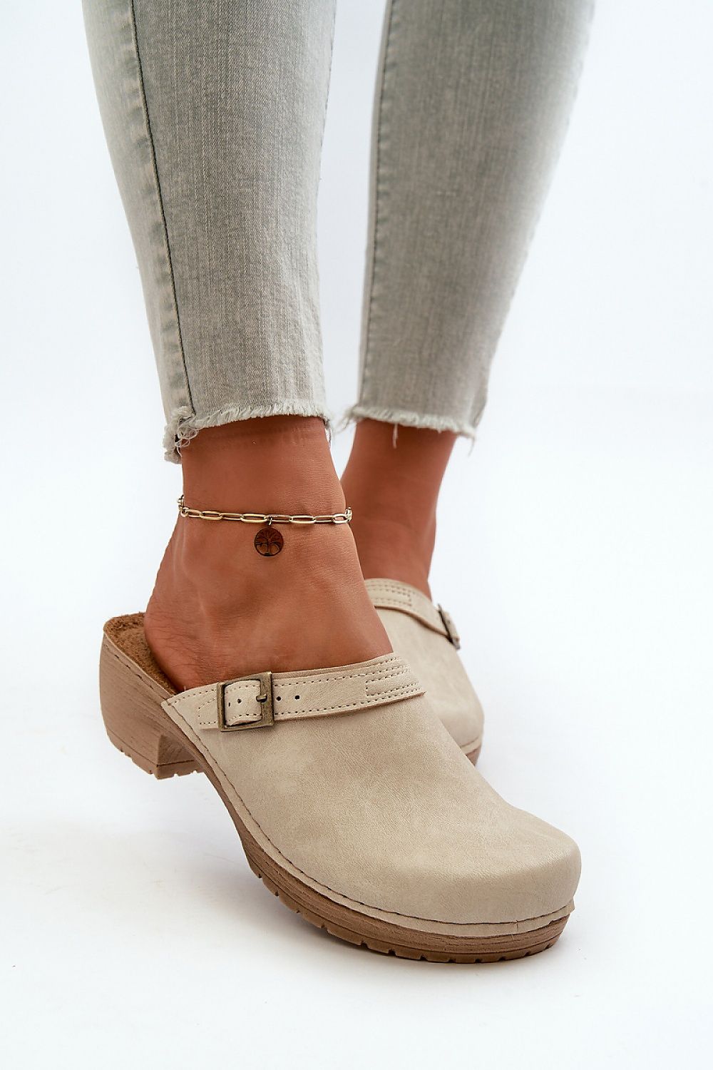 Clacquettes model 198429 Step in style