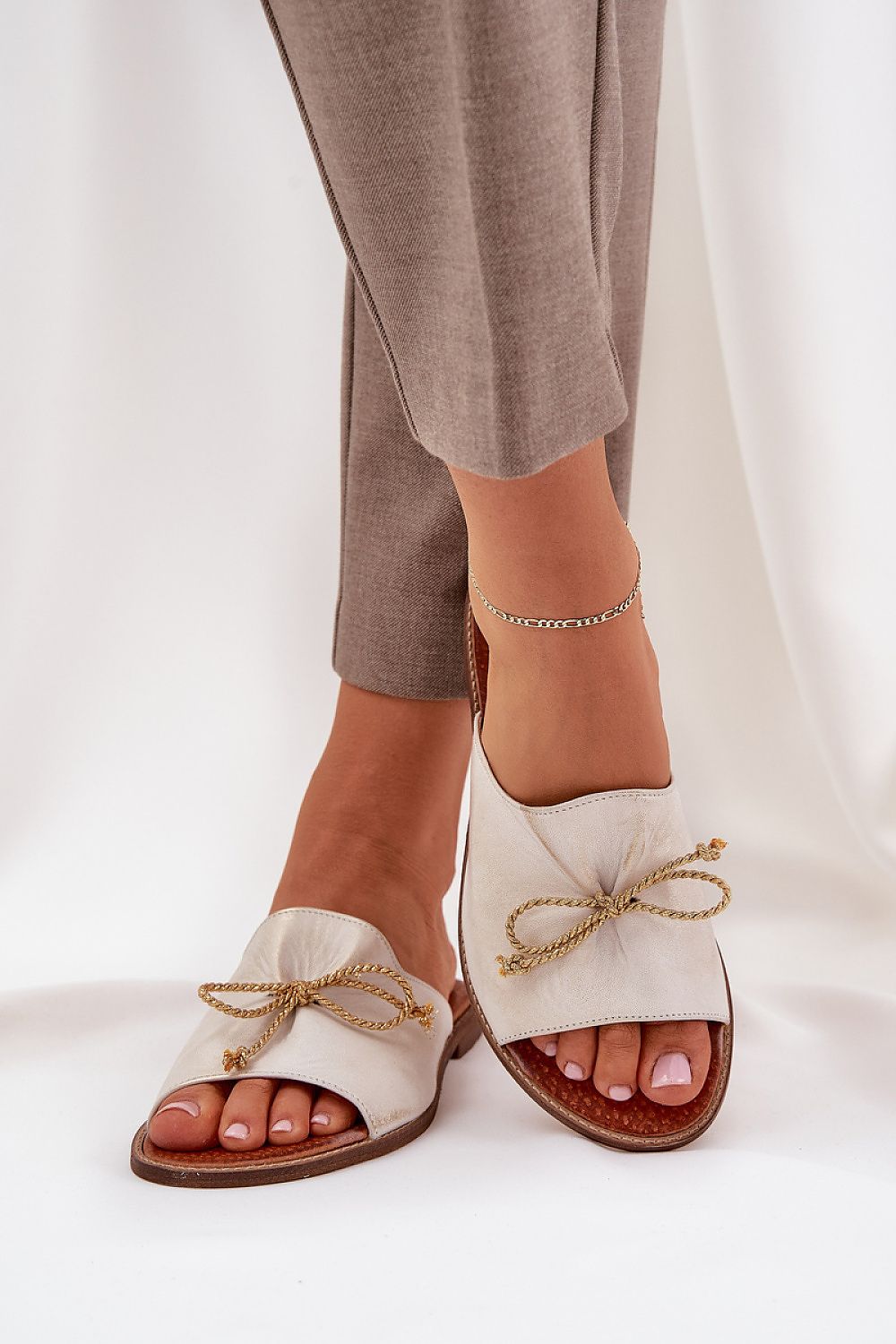Clacquettes model 211972 Step in style