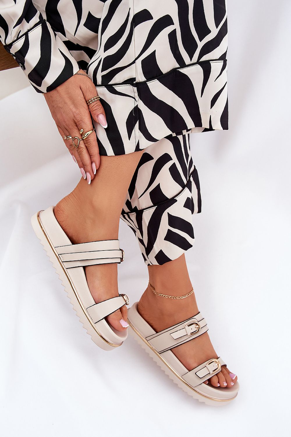 Clacquettes model 212608 Step in style