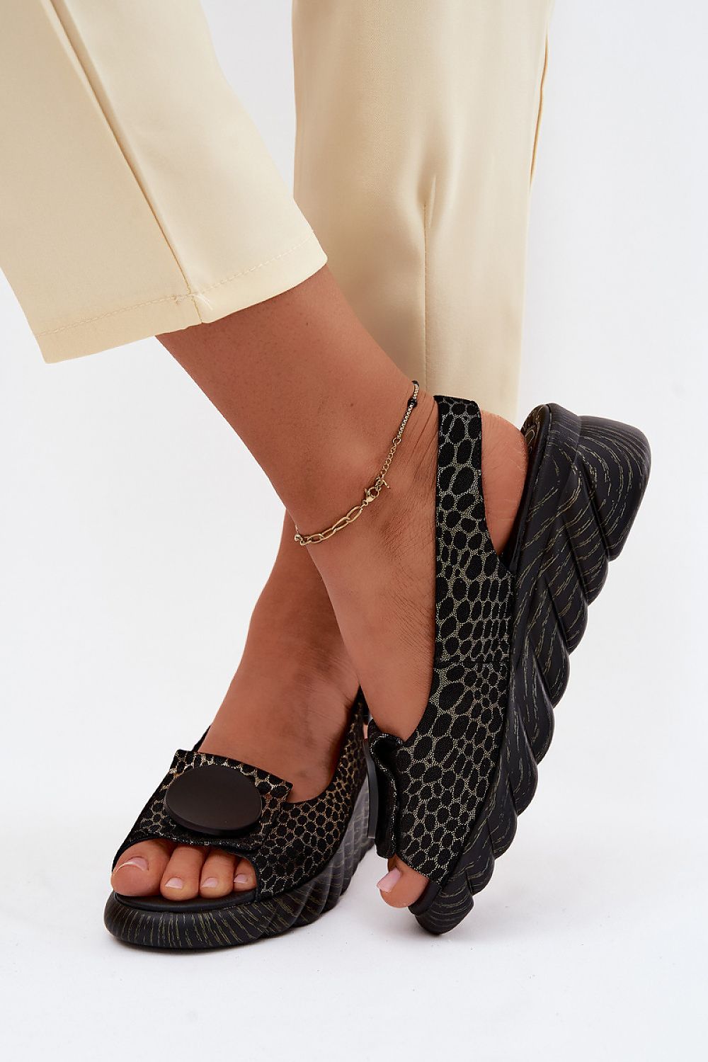 Cothurnes model 227904 Step in style