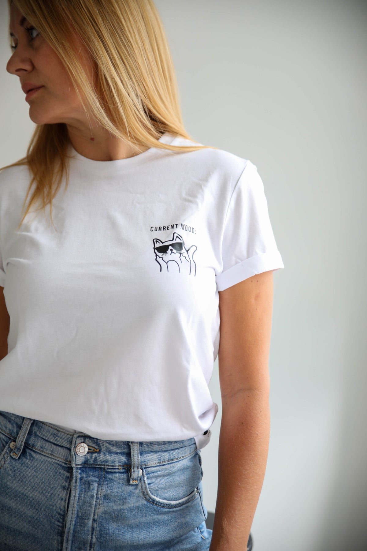 T-shirt blanc Current Mood porté, vue de la coupe et du motif sur la poitrine