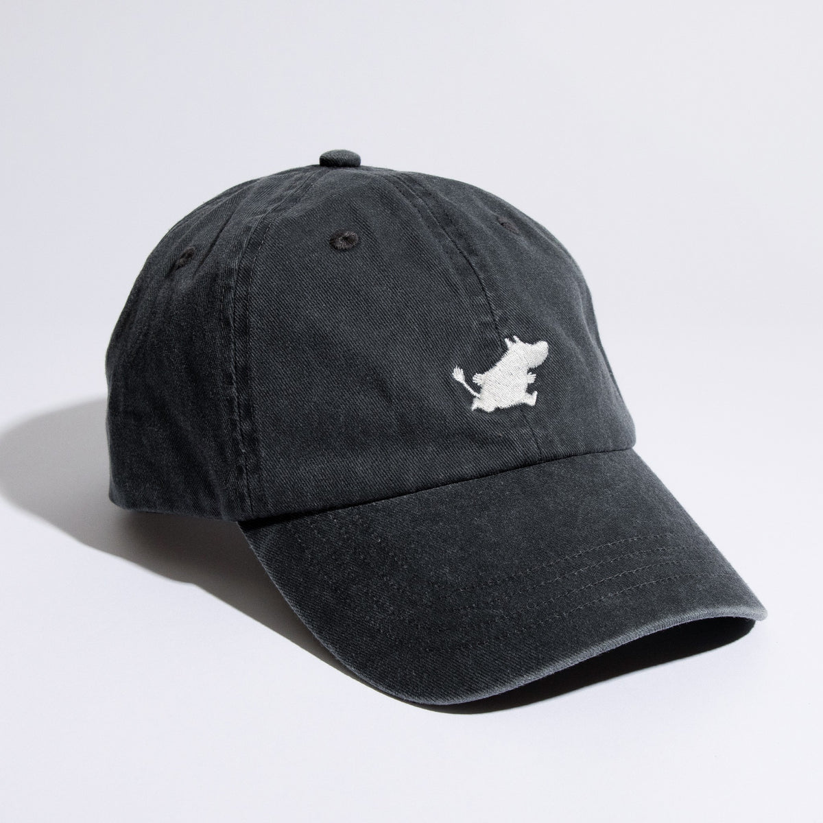 Casquette Moomin Classics en denim gris foncé, vue de la visière et du motif blanc