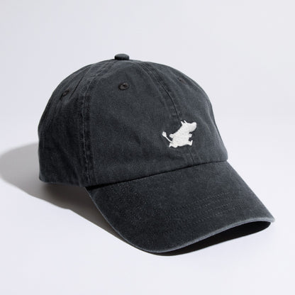 Casquette Moomin Classics en denim gris foncé, vue de la visière et du motif blanc