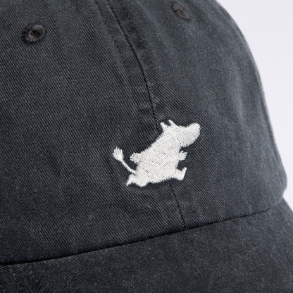 Détail du motif Moomin blanc et de la texture denim gris foncé de la casquette