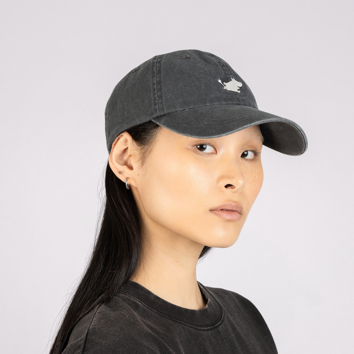 Casquette Moomin gris foncé portée, vue de trois quarts sur un modèle adulte