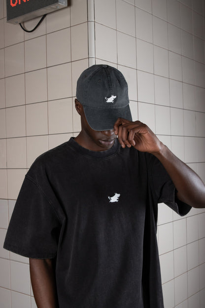 Casquette Moomin gris foncé portée avec un t-shirt noir, vue de face