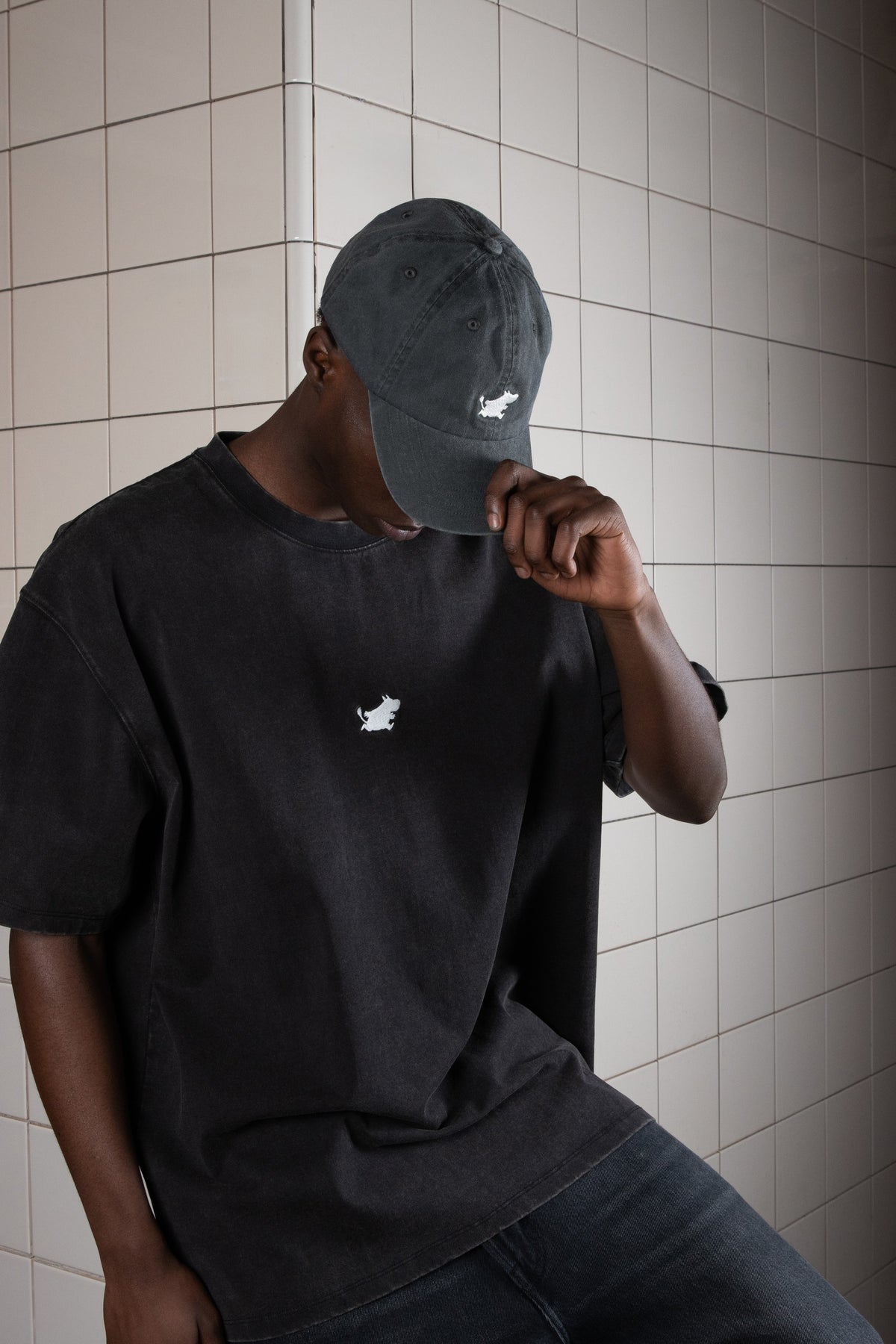 Casquette Moomin gris foncé portée, vue de la forme et de la visière courbée