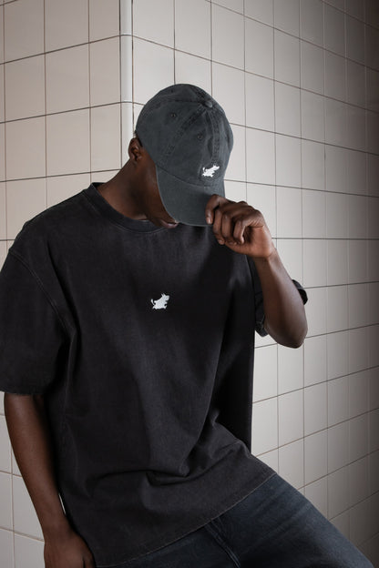 Casquette Moomin gris foncé portée, vue de la forme et de la visière courbée