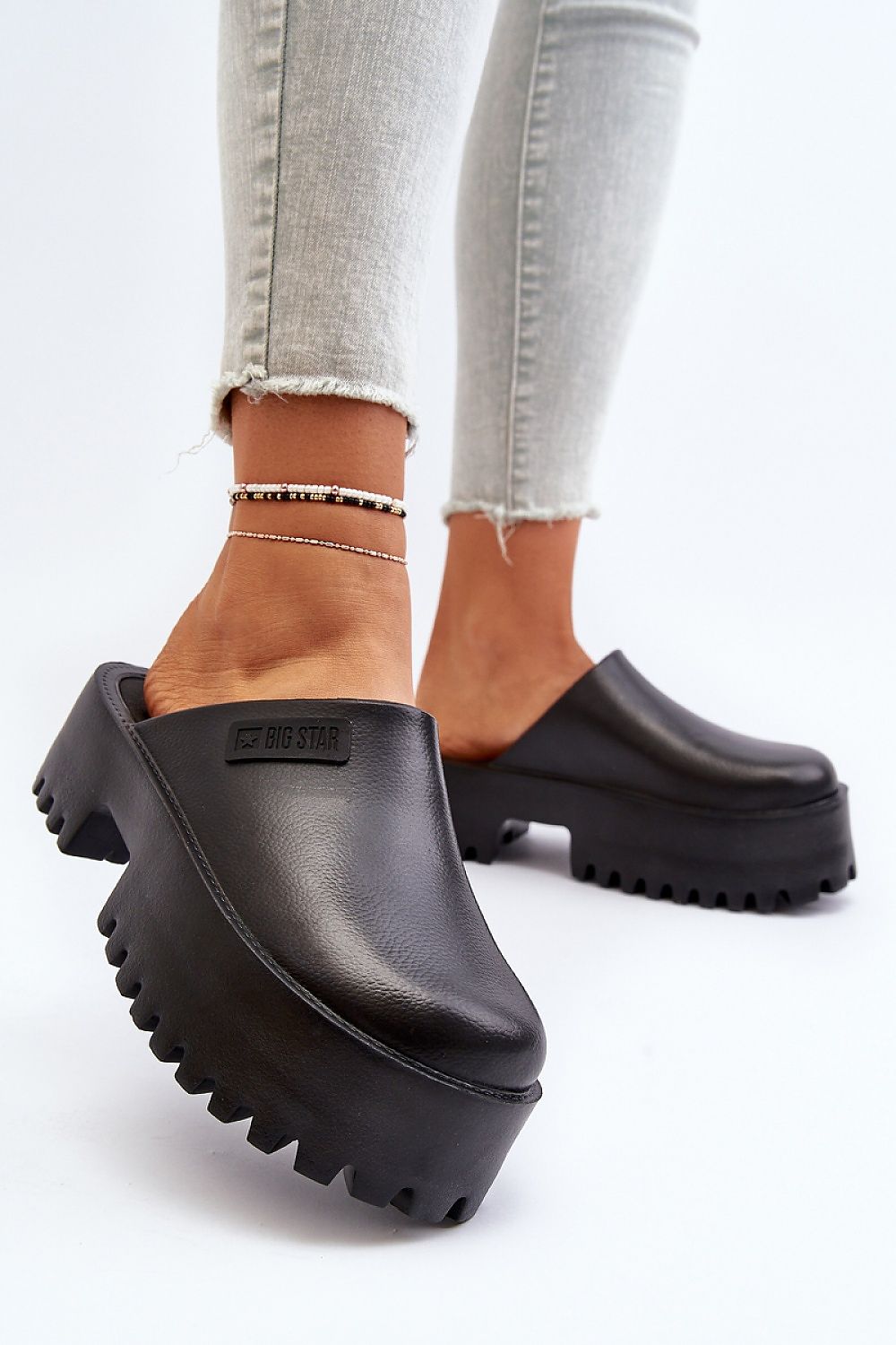 Clacquettes model 194118 Step in style