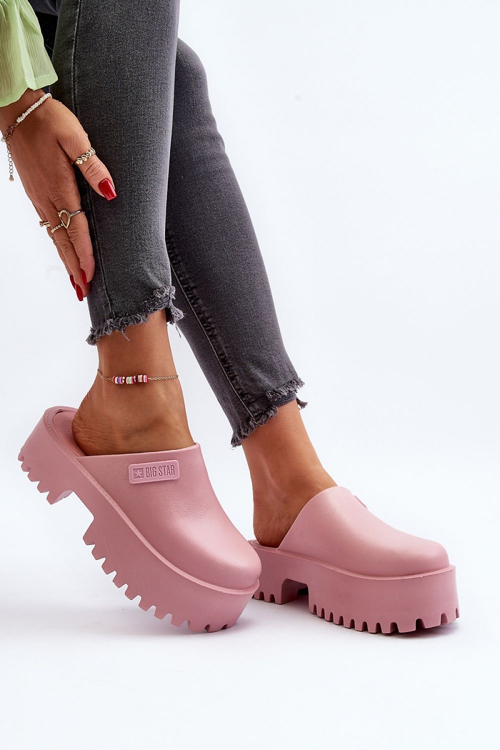 Clacquettes model 194119 Step in style