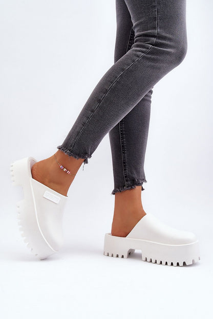 Clacquettes model 194121 Step in style