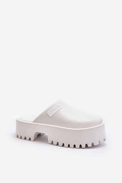 Clacquettes model 194121 Step in style