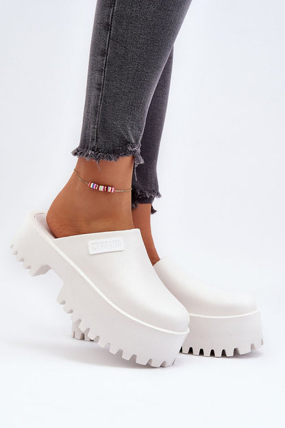 Clacquettes model 194121 Step in style