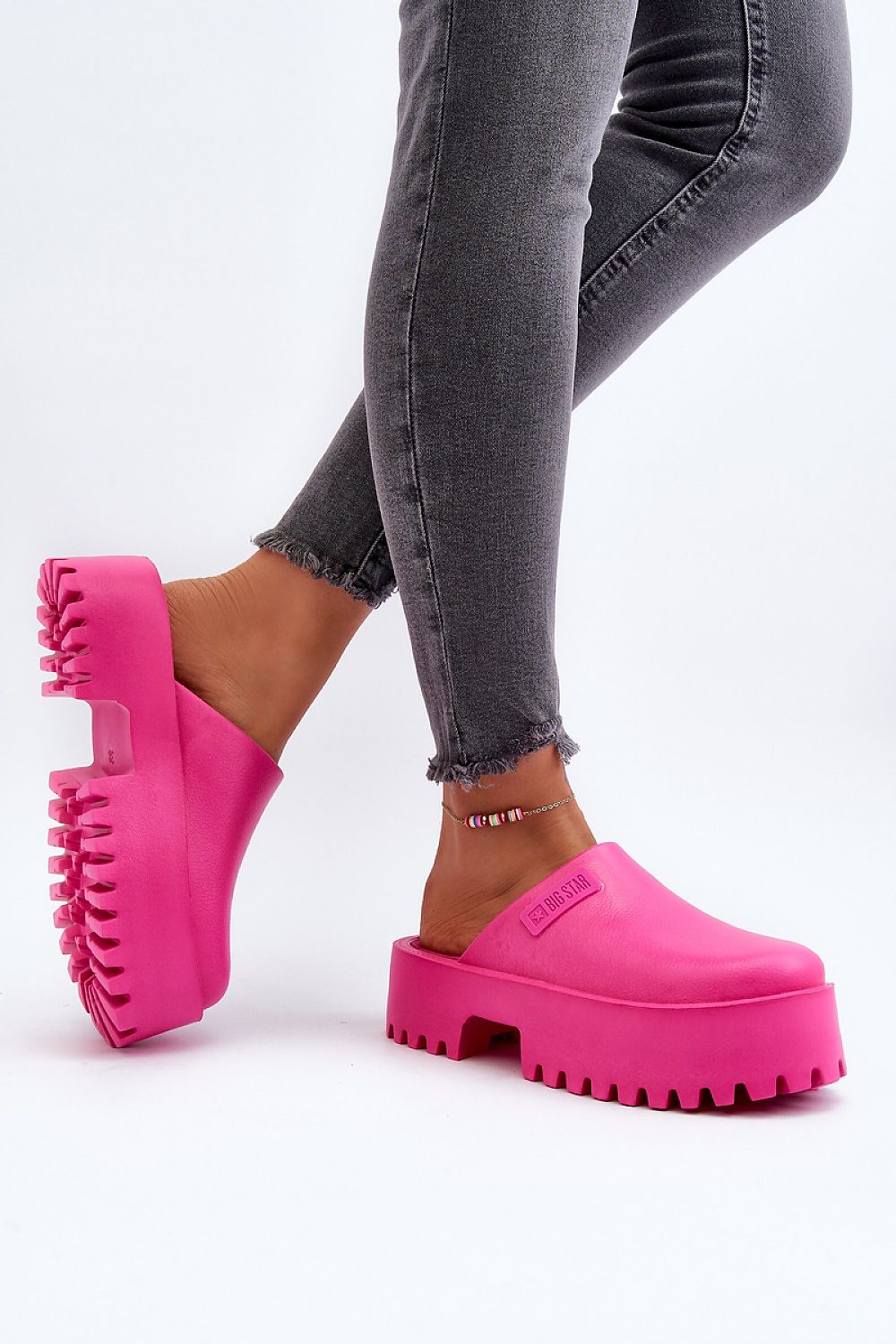 Clacquettes model 194122 Step in style