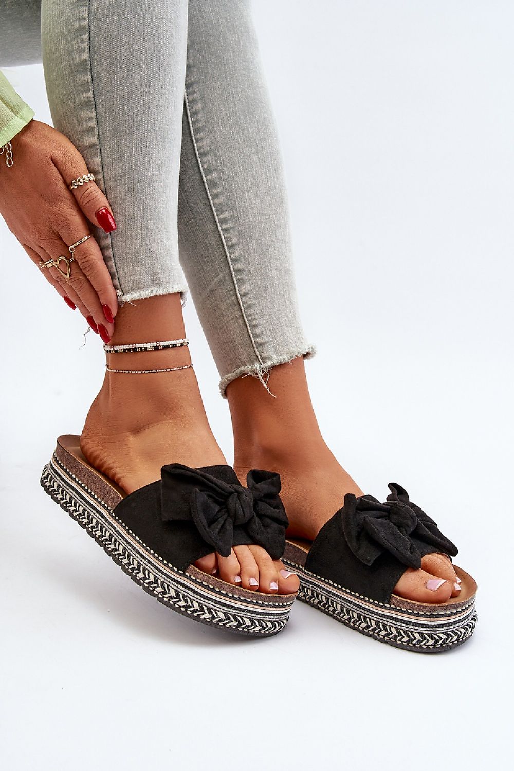 Clacquettes model 194134 Step in style