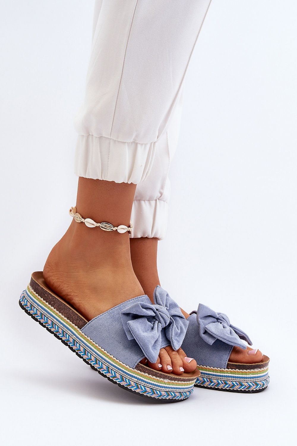 Clacquettes model 194136 Step in style
