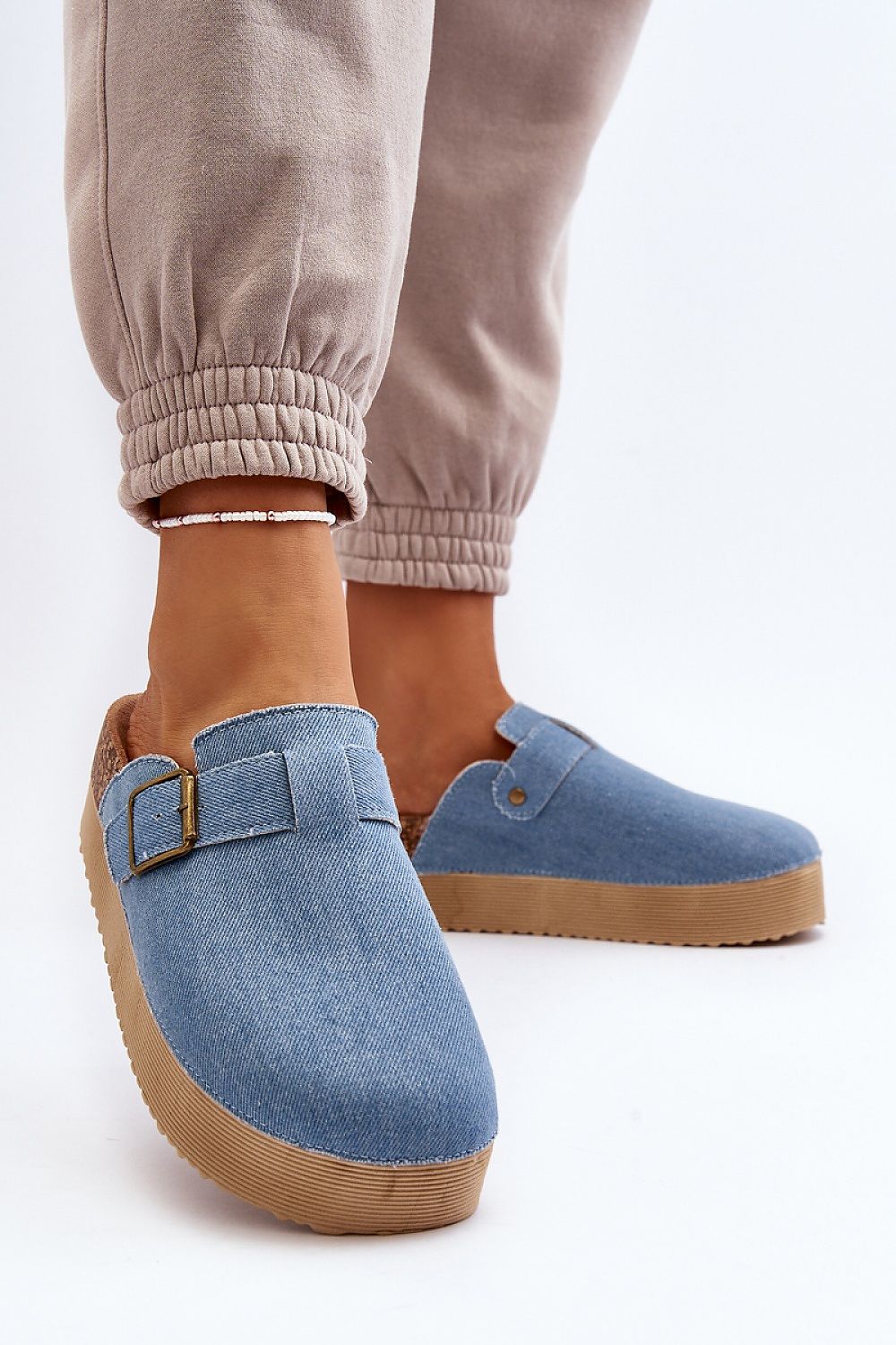 Clacquettes model 194161 Step in style