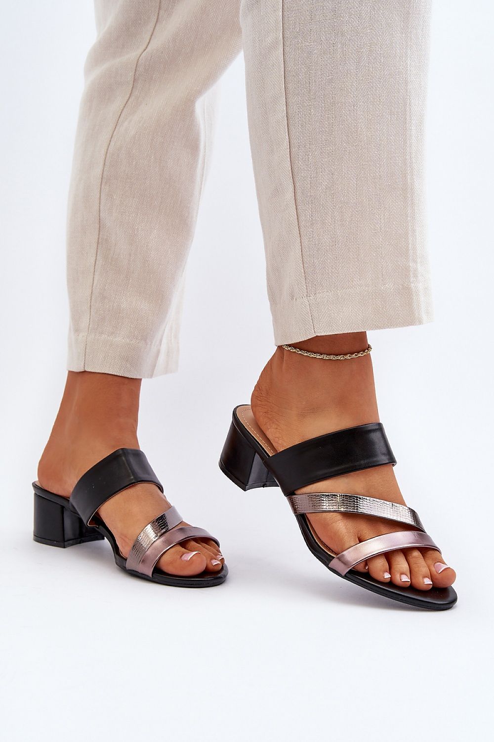 Clacquettes model 194383 Step in style