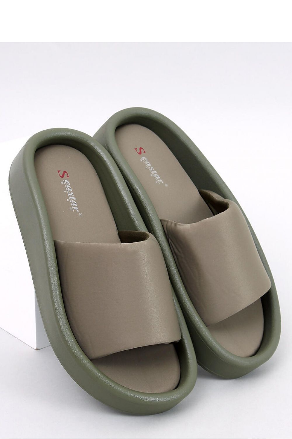 Clacquettes model 194634 Inello