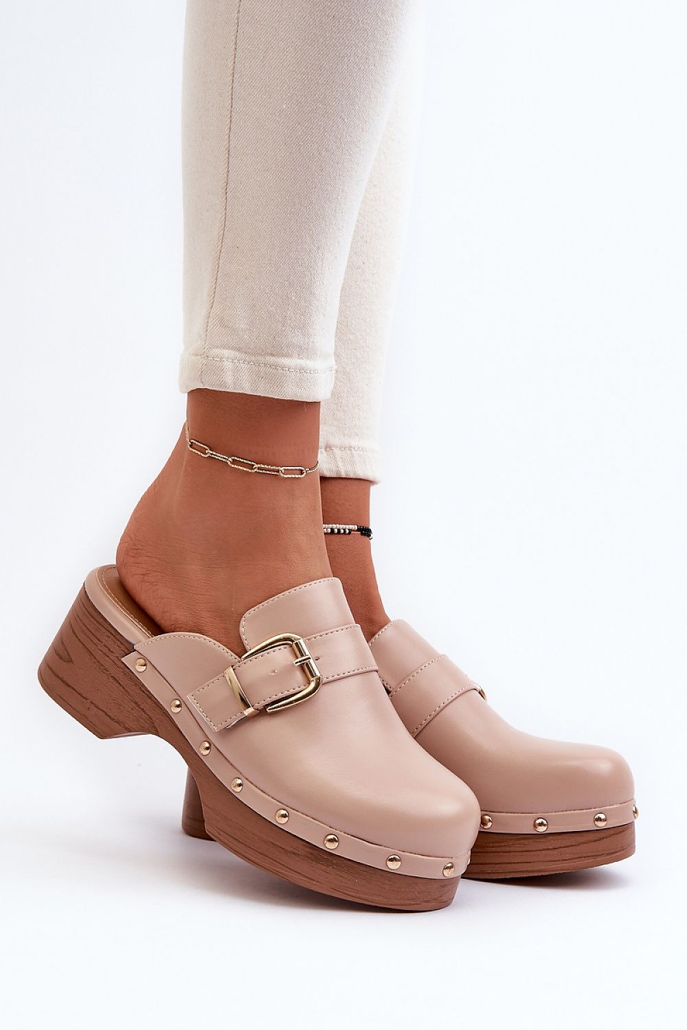 Clacquettes model 194963 Step in style