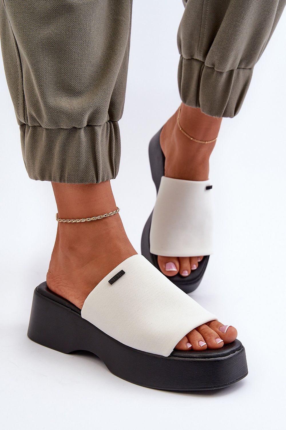 Clacquettes model 195291 Step in style