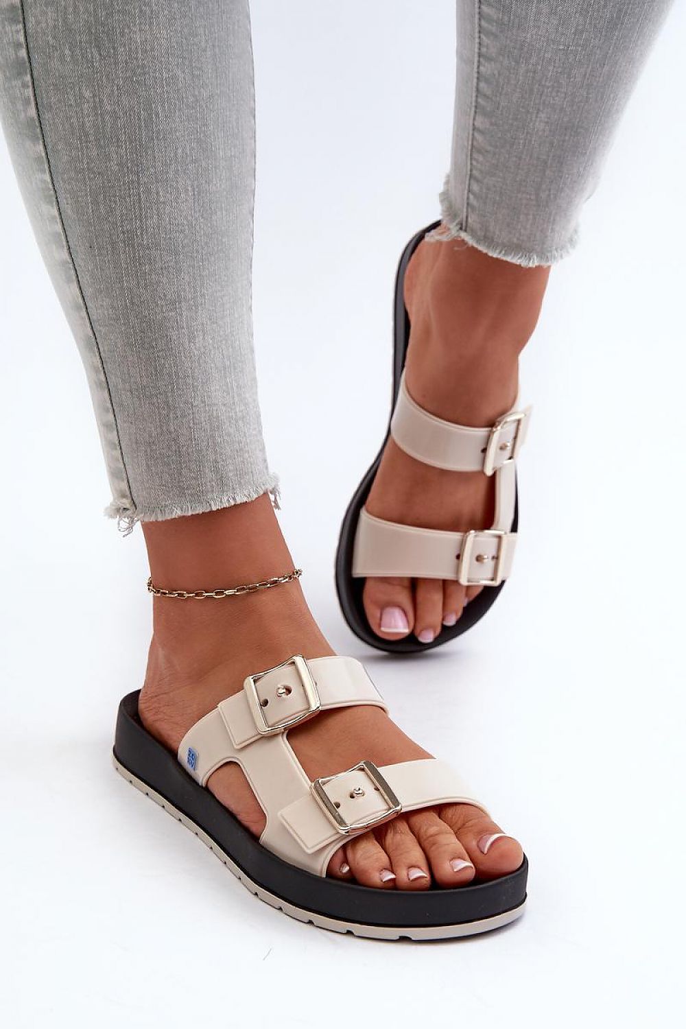 Clacquettes model 197654 Step in style