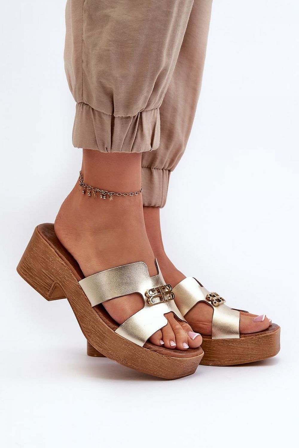 Clacquettes model 197658 Step in style