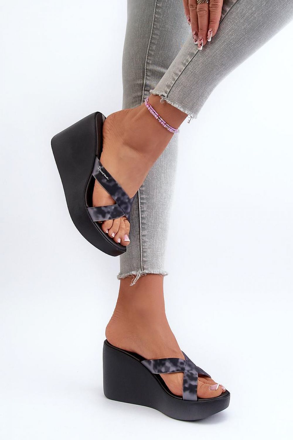 Clacquettes model 197717 Step in style