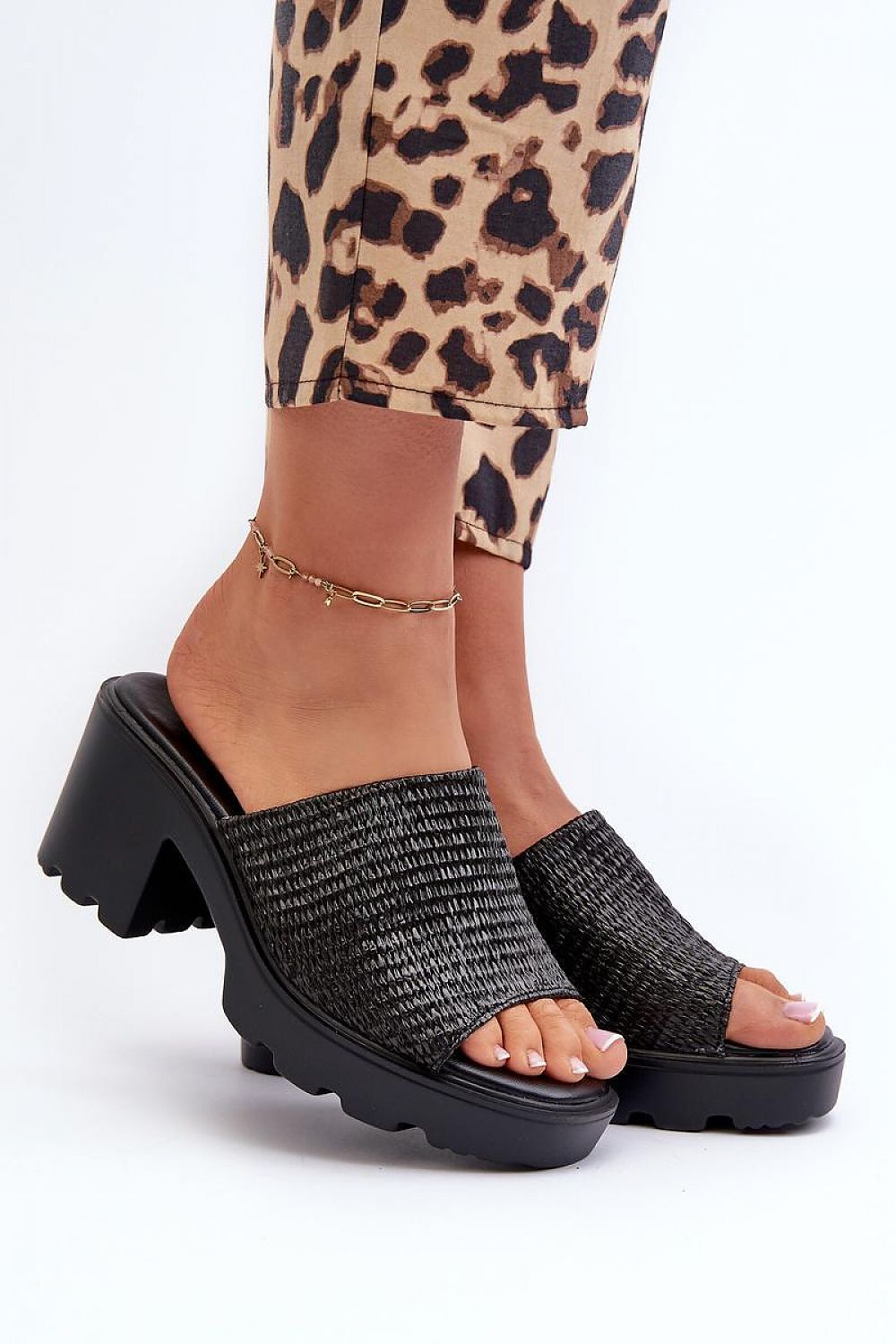 Clacquettes model 197723 Step in style