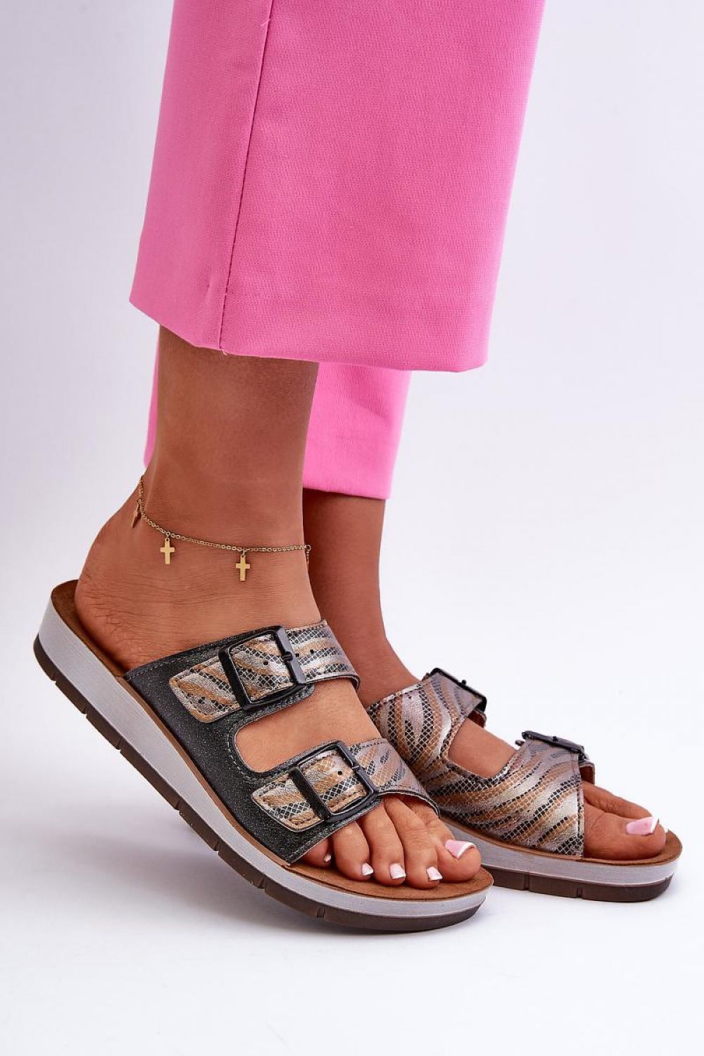 Clacquettes model 198163 Step in style