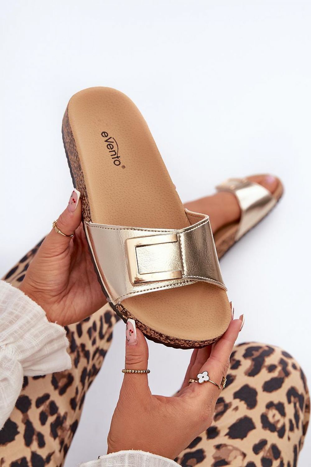 Clacquettes model 198189 Step in style