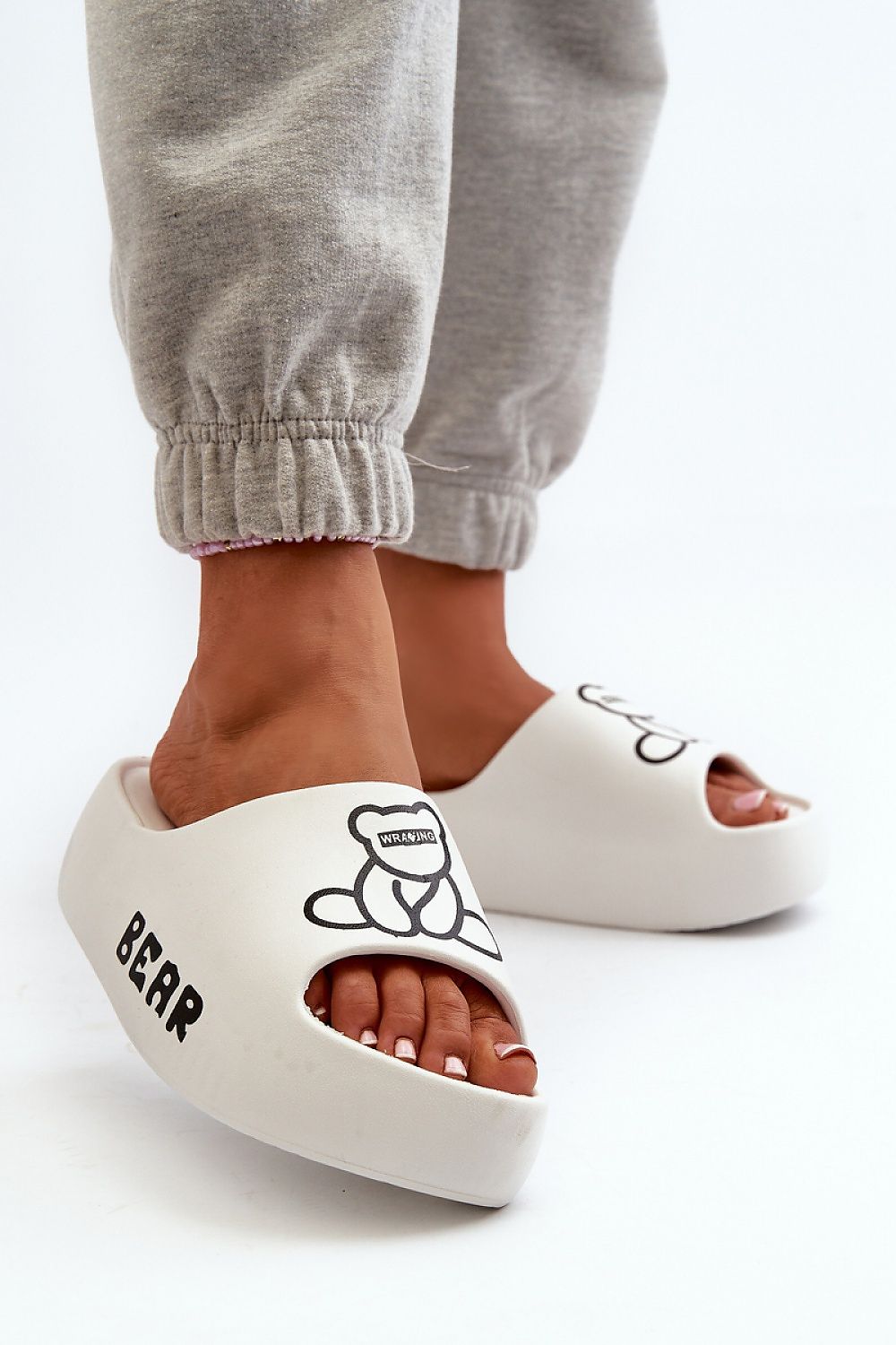 Clacquettes model 198419 Step in style