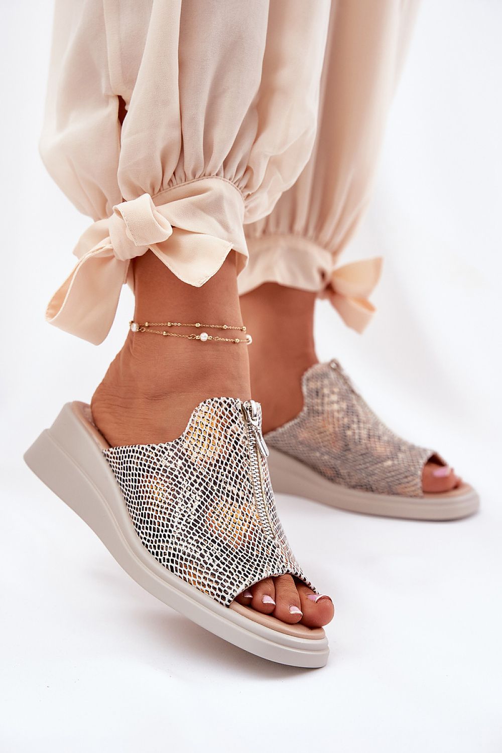  Clacquettes model 211956 Step in style 