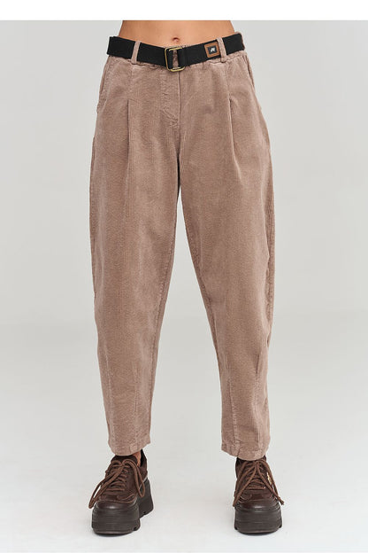  Pantalon en velours côtelé model 232015 Makadamia 