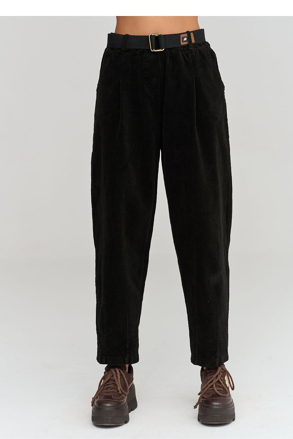  Pantalon en velours côtelé model 232017 Makadamia 