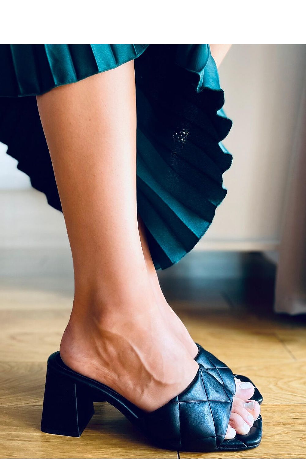 Clacquettes model 166614 Inello