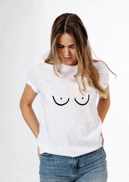 T-shirt Boobs blanc en coton biologique porté avec un jean et les manches retroussées