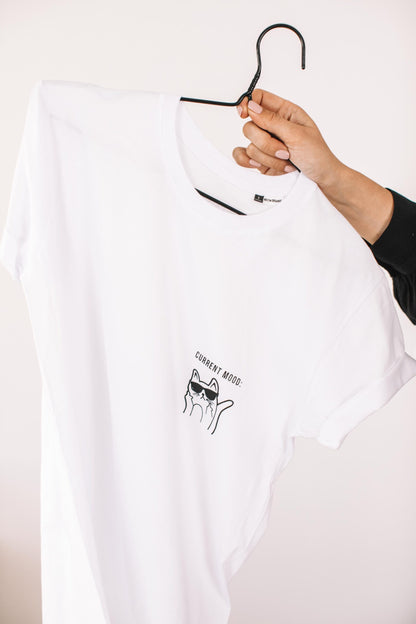 T-shirt blanc Current Mood sur cintre, avec petit motif chat à lunettes sur la poitrine