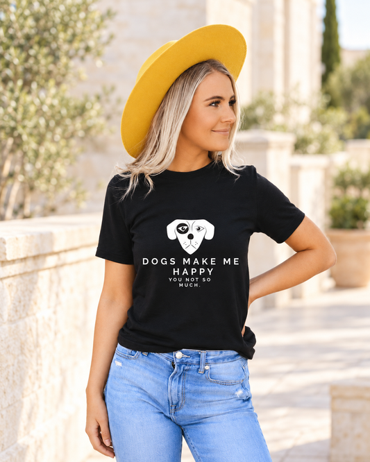T-shirt noir Dogs make me happy en coton bio porté avec un jean et un chapeau jaune